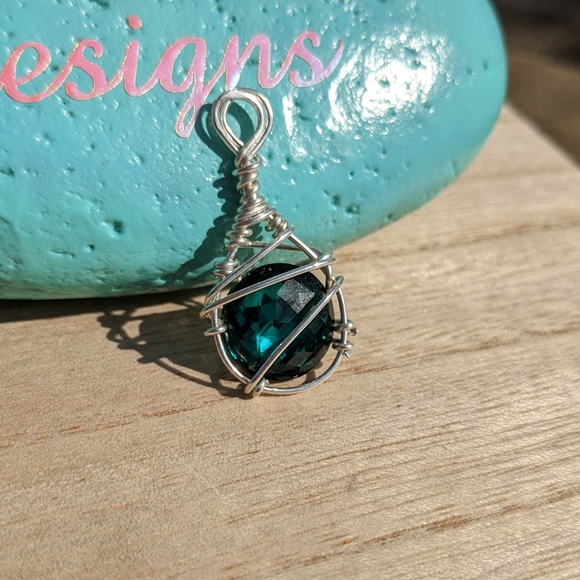 Artisan Jewelry - .935 Silver Pendant Non- Tarnishing Handmade Artisan Emerald Green Unique Wrap
